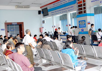 Passengers wait their turn to buy Tet tickets at Saigon Railway Station (Photo: SGGP)
